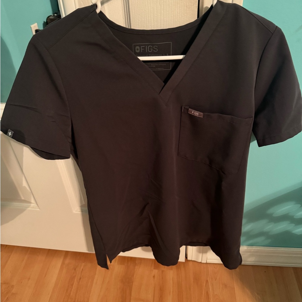 Figs scrub top

Size: Small 
Color: Charcoal Catarina top 
PET AND SMOKE FREE